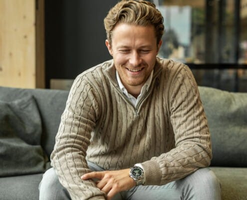 Aasmund Hennum Lie i Exacta følger opp en kunde fra PC-en.