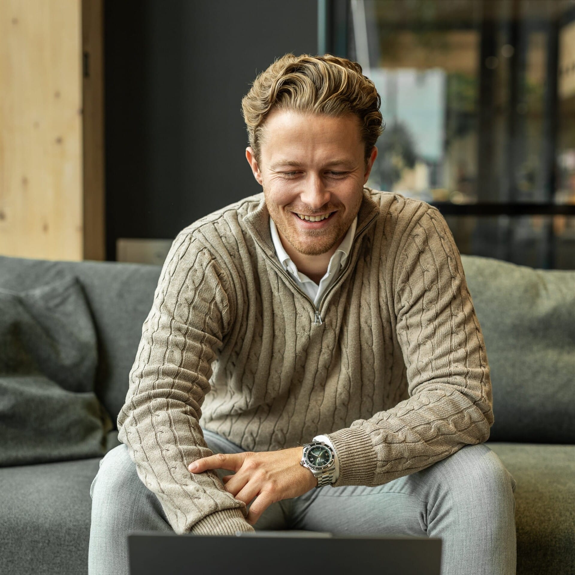 Aasmund Hennum Lie i Exacta følger opp en kunde fra PC-en.